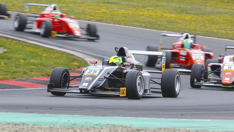 F4, incidente a Donington: amputate le gambe a un pilota 17enne