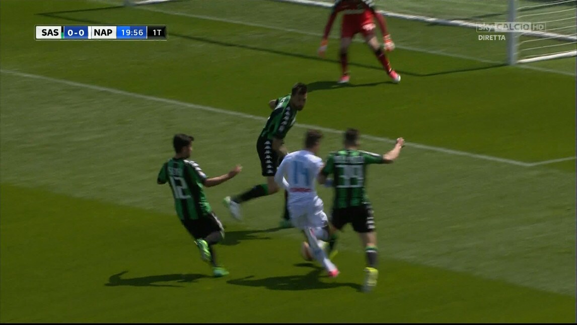 Il fallo da rigore su Mertens che ha fatto infuriare Sarri