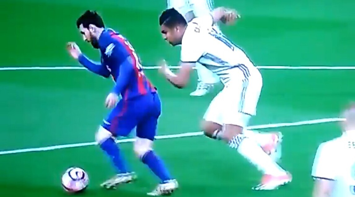 Clasico, fallaccio di Casemiro su Messi: ecco la fotosequenza