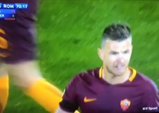 Roma: Spalletti lo sostituisce, Dzeko si infuria FOTO