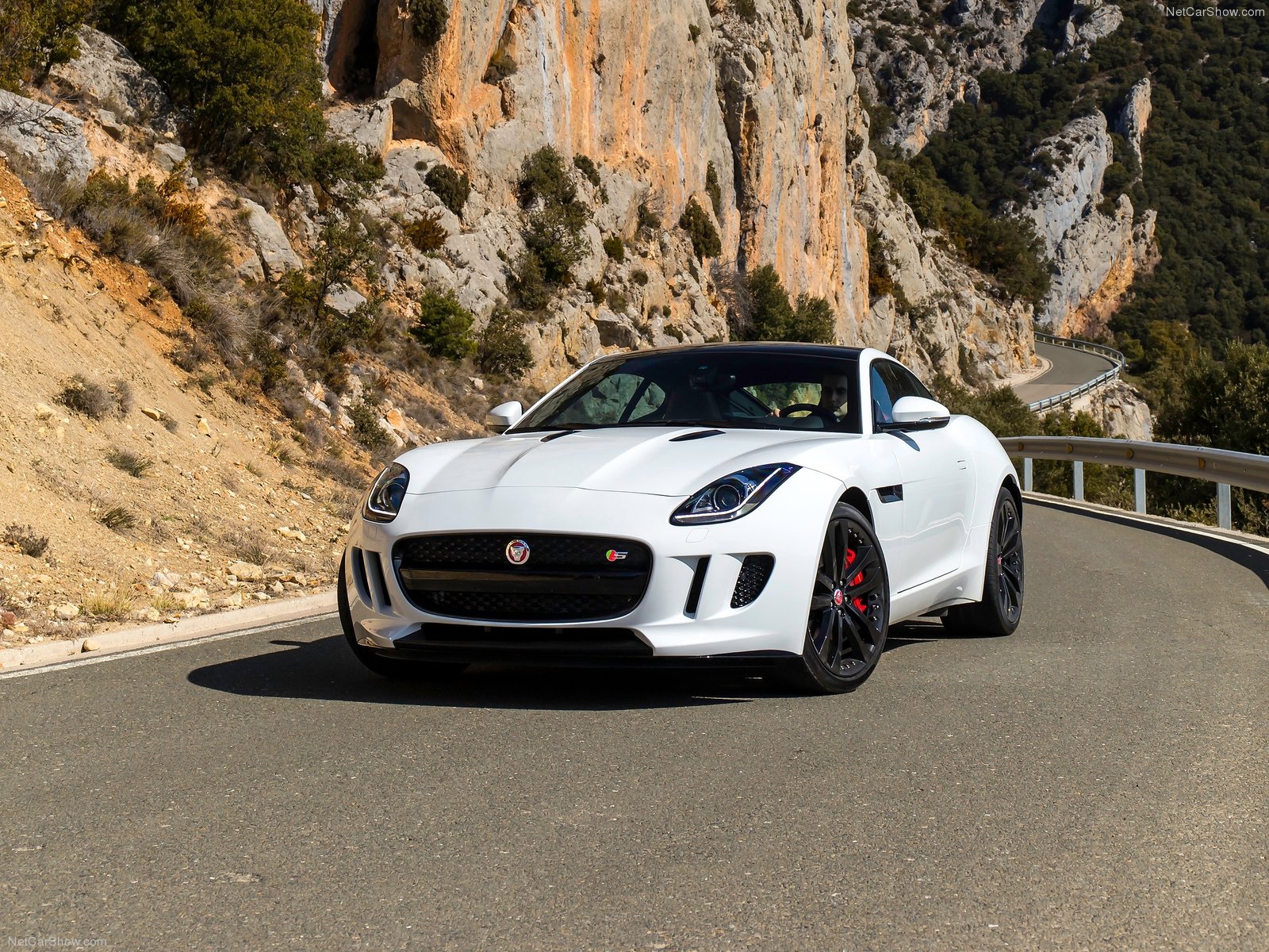 Jaguar F-Type S Coupé, via di mezzo senza compromessi