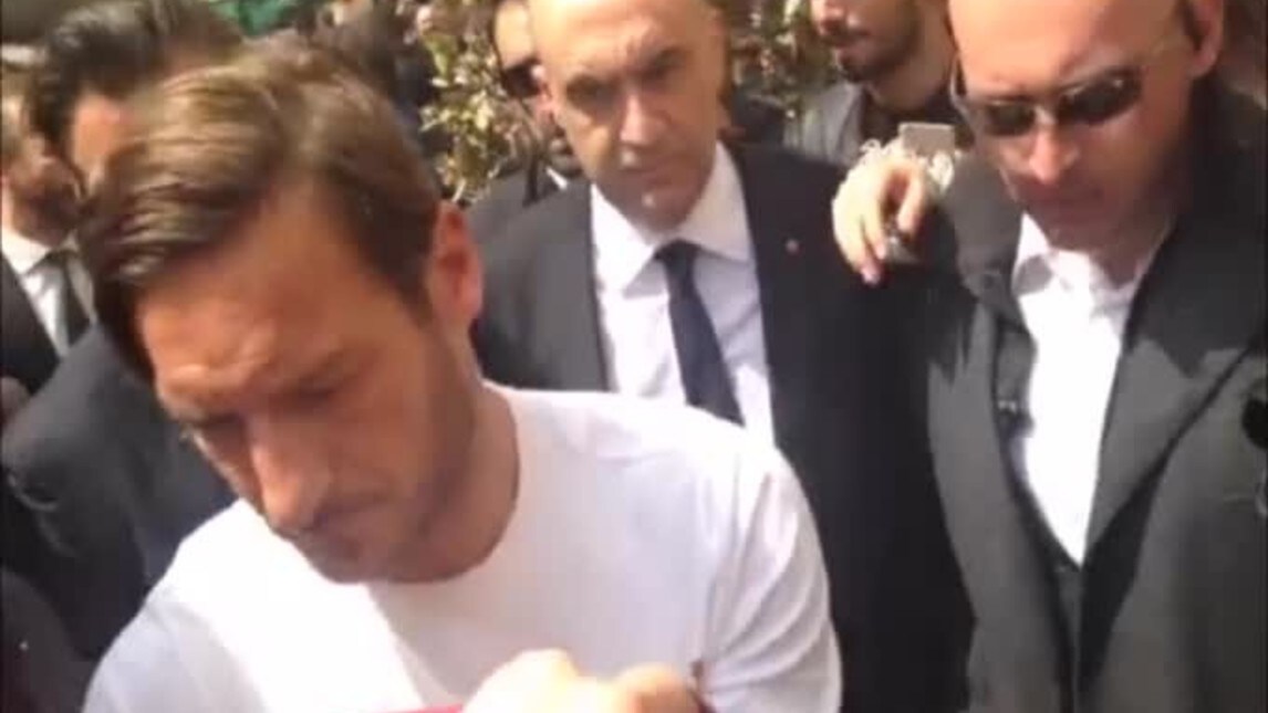 Store Nike, Totti firma autografi all'uscita