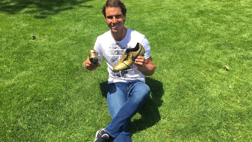 Roma, anche Nadal posa con gli scarpini di Totti
