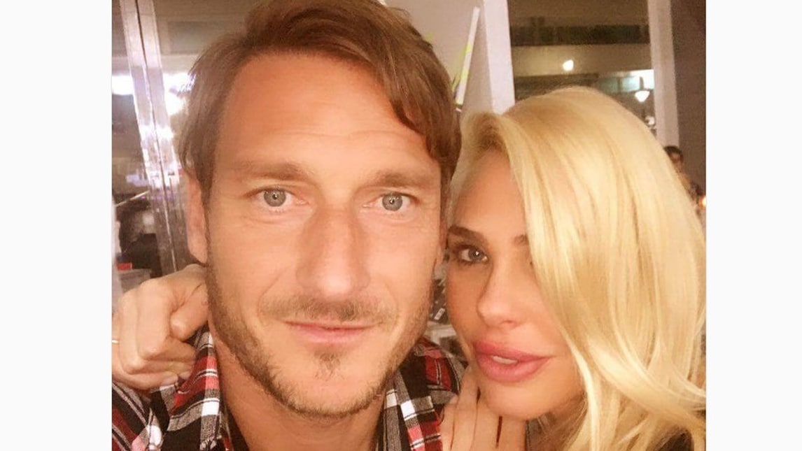Totti, auguri social a Ilary: «L'amore per te non passa»