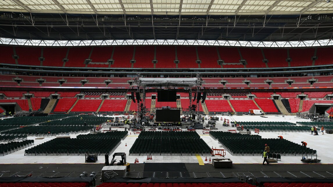 Ecco le foto del monumentale impianto di Londra tirato a lucido e allestito ad arena per la boxe in vista del grande incontro di stasera tra il pugile inglese e quello ucraino, che si sfideranno davanti a 90mila spettatori