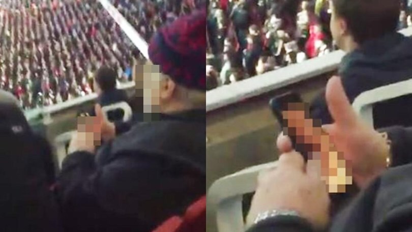 Premier League a "luci rosse": il tifoso guarda un video porno allo stadio