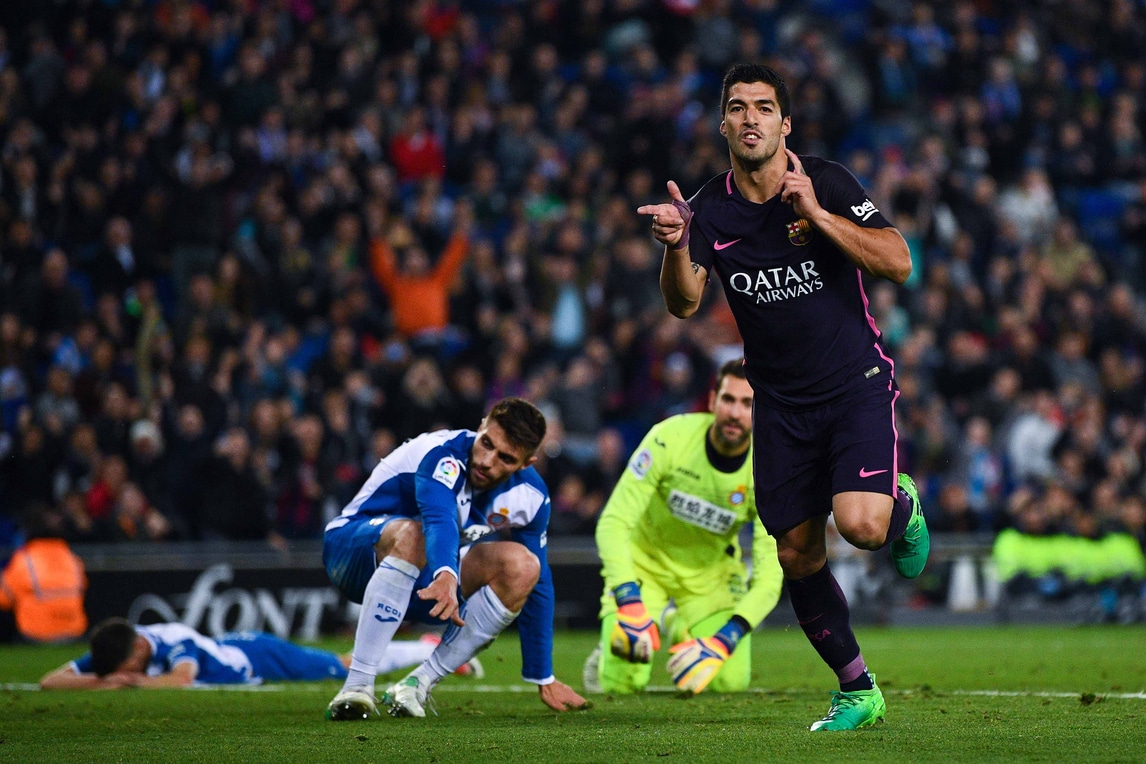 Espanyol-Barcellona 0-3. I blaugrana non mollano.