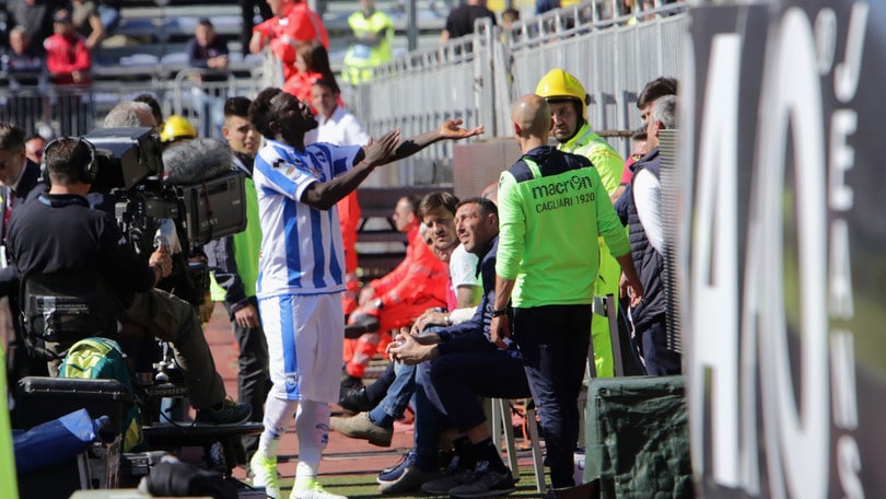 Serie A Cagliari-Pescara, Muntari lascia il campo per insulti razzisti. Zeman: «Ha fatto bene»