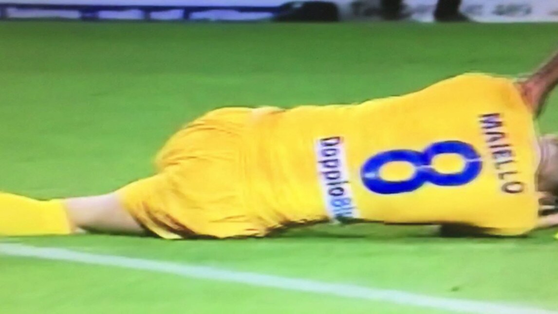 Salernitana, follia Minala: perde la testa e strattona l'arbitro, espulso