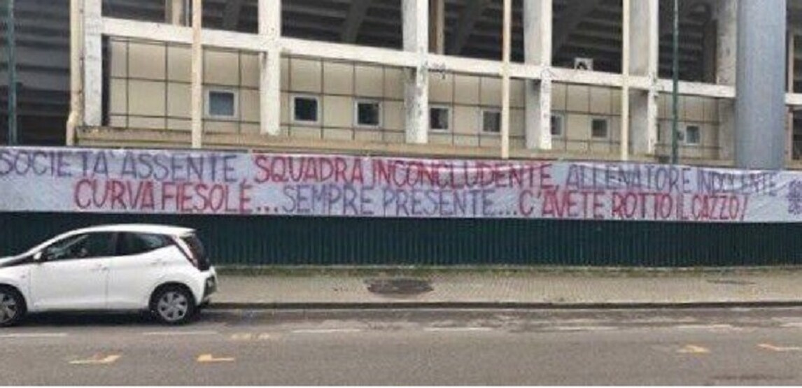 Serie A Fiorentina, i tifosi protestano con uno striscione