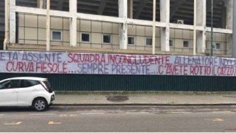 Serie A Fiorentina, i tifosi protestano con uno striscione