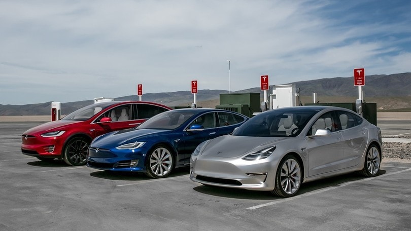 Tesla, raddoppia il fatturato ma aumentano le perdite
