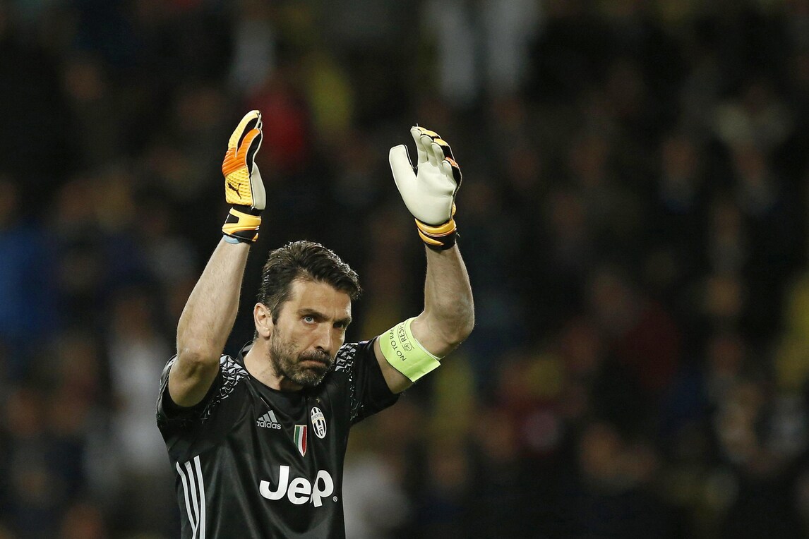 Grande Torino, Buffon contro i vandali di Superga: «Siete più morti dei morti»