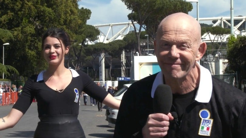 I tifosi della Roma cantano l'inno in cantonese!