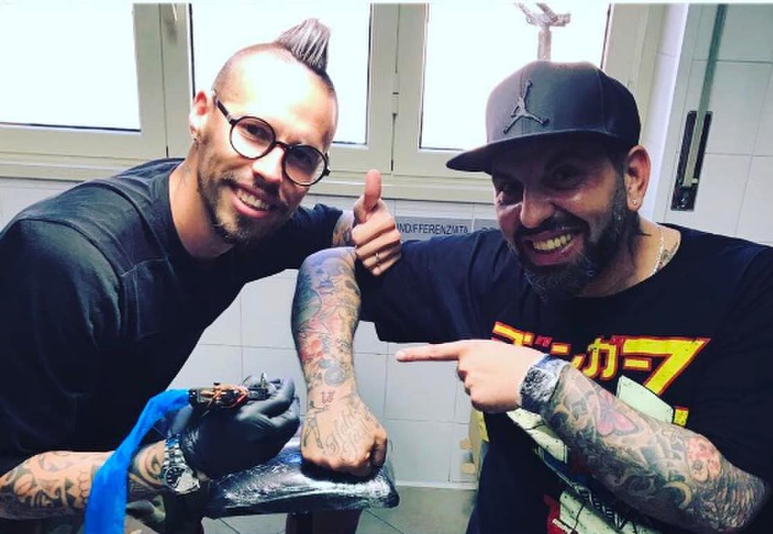 Napoli, Hamsik diventa tatuatore per un giorno
