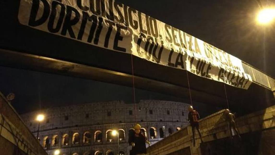 Roma, manichini impiccati davanti al Colosseo