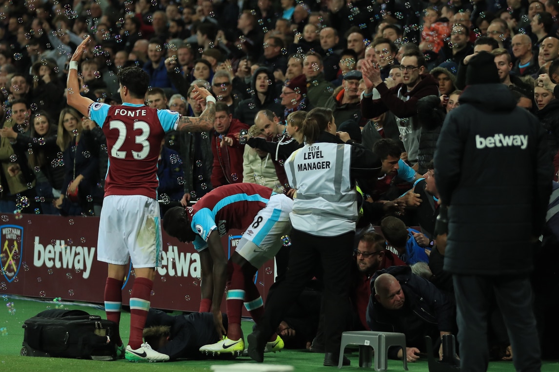 West Ham, troppa gioia: crollano gli spalti al gol di Lanzini
