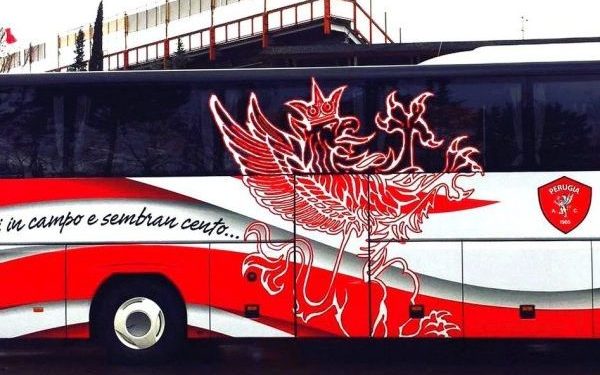 Il pullman del Perugia affittato ai tifosi della Juventus: bufera sui social