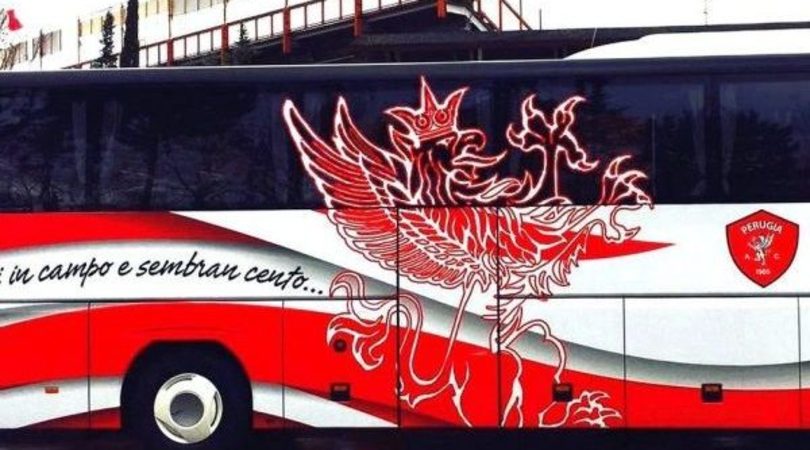 Il pullman del Perugia affittato ai tifosi della Juventus: bufera sui social