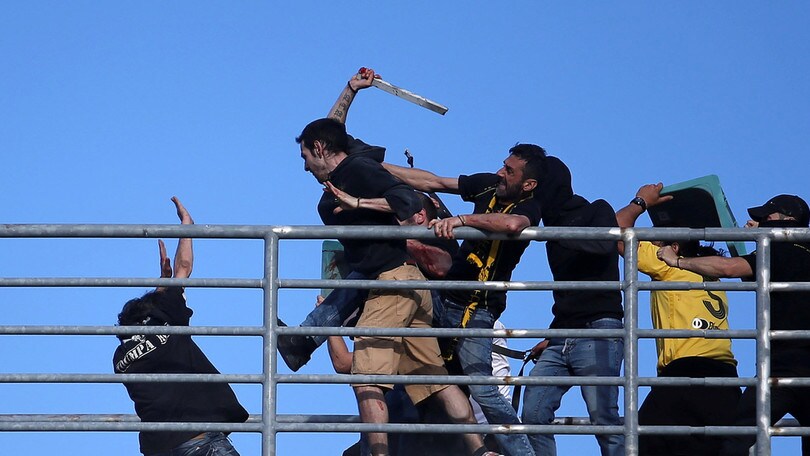 Coppa di Grecia, violenti scontri tra tifosi di Paok ed Aek Atene