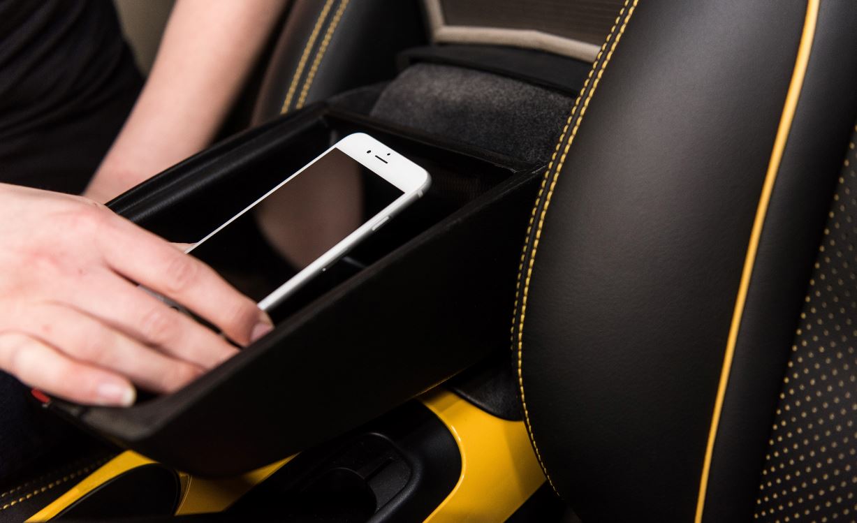 Telefono alla guida, Nissan brevetta la "gabbia"