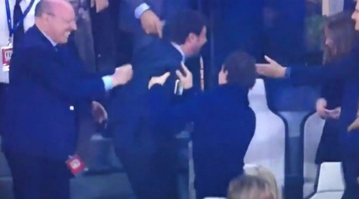 Agnelli, scivolone sugli spalti dopo il gol di Dani Alves