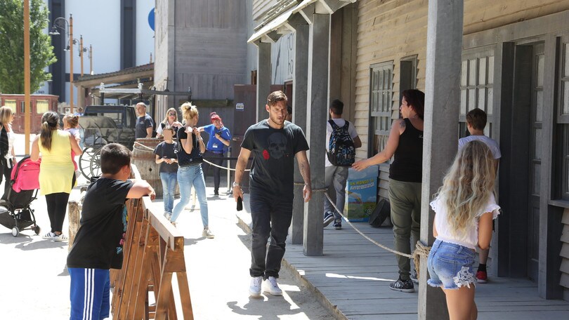 Totti, una giornata a Cinecittà World con la famiglia