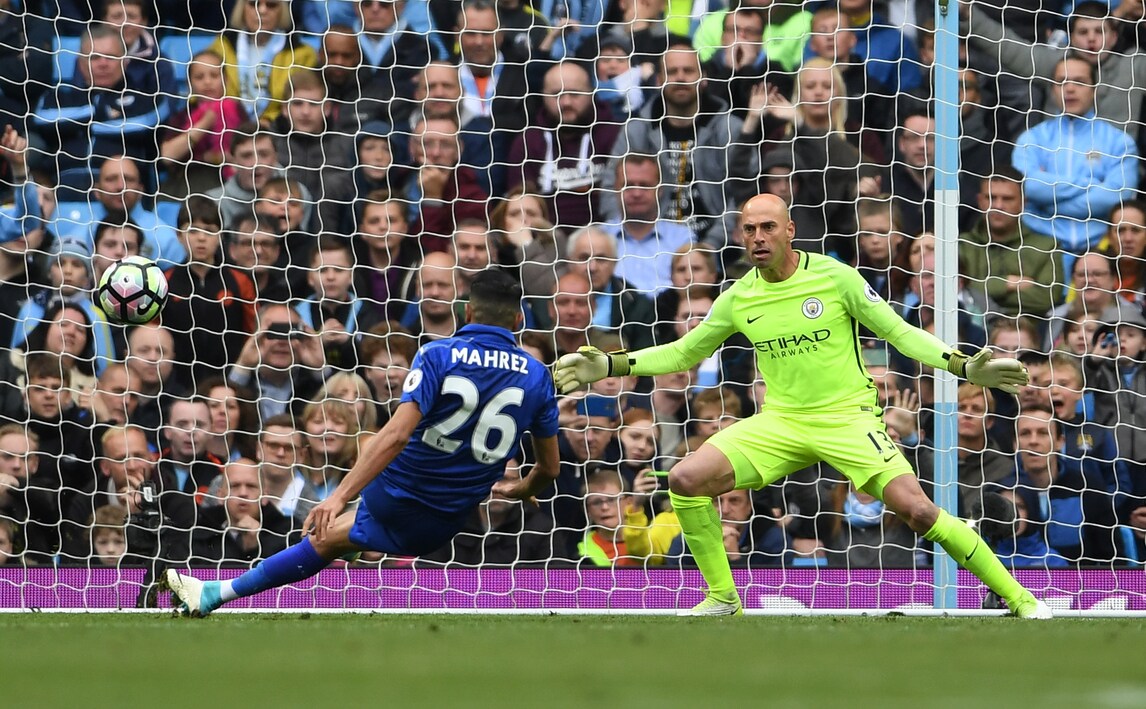 Leicester, Mahrez segna un rigore alla Bacca, l'arbitro annulla