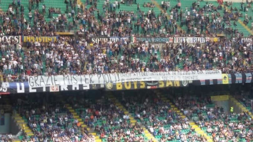 La Curva Nord saluta Pioli