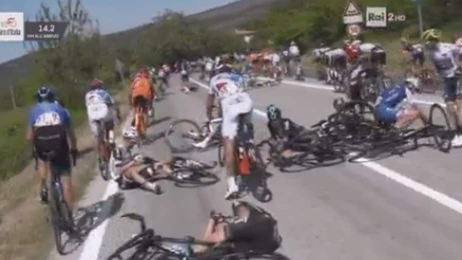 Giro d'Italia, Thomas e Landa sbattono su una moto e finiscono a terra