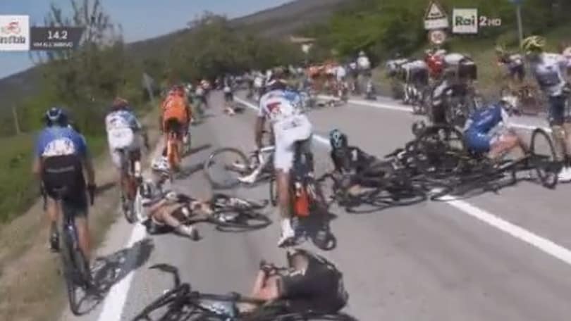 Giro d'Italia, Thomas e Landa sbattono su una moto e finiscono a terra