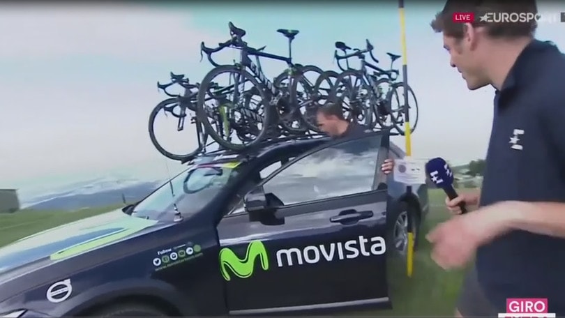 Giro d'Italia: l'ammiraglia rischia di precipitare nel burrone durante l'intervista