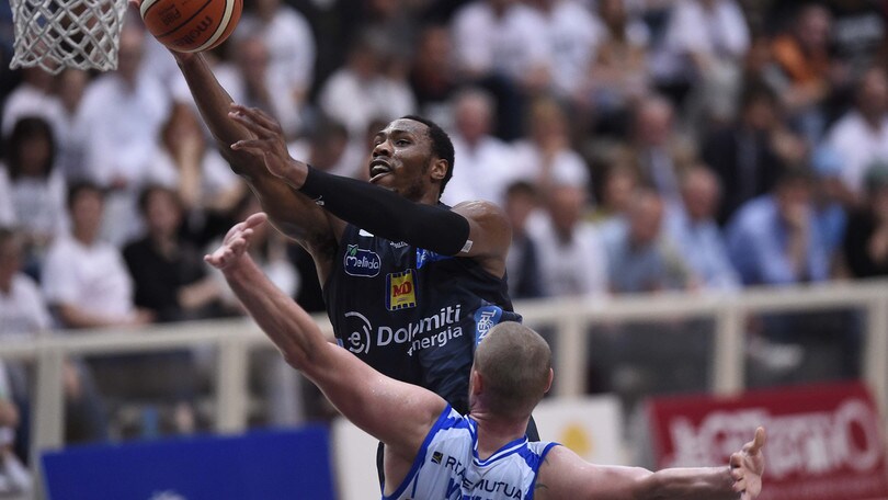 Sutton stende Sassari, Trento vola sul 2-0