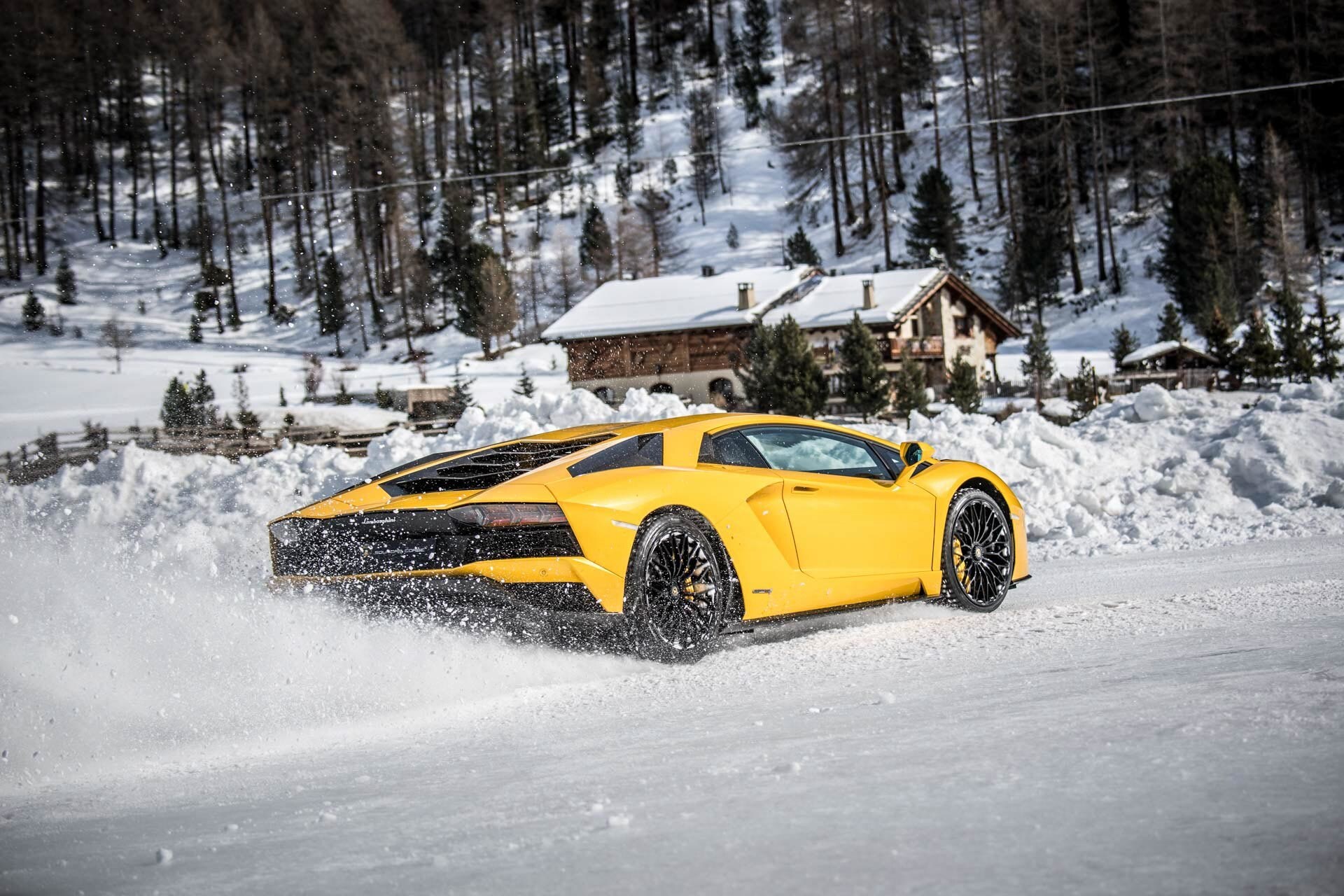 Lamborghini Aventador S, mostro sulla neve: foto