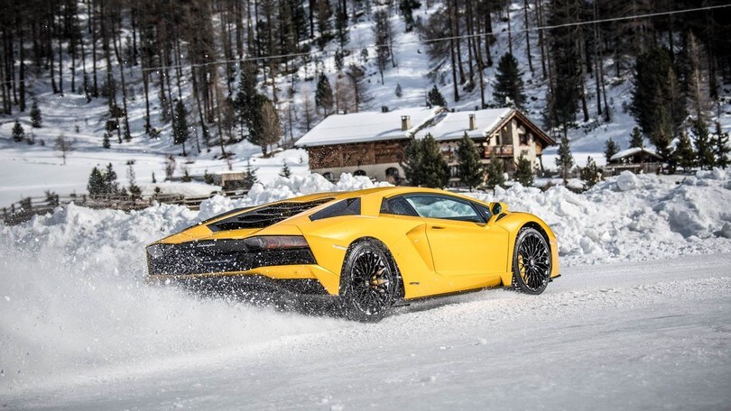 Lamborghini Aventador S, mostro sulla neve: foto