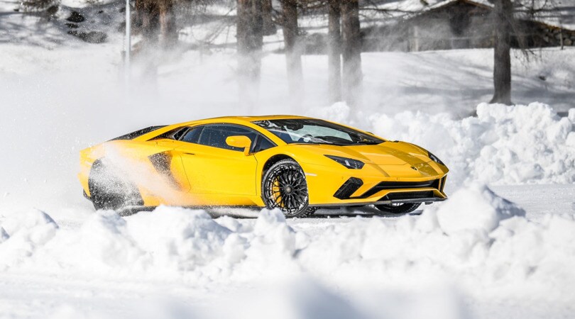 Lamborghini Aventador S, un mostro anche sul ghiaccio