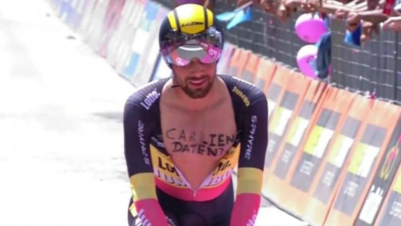 Giro d'Italia, la dedica sul petto di Campenaerts: «Esci con me?»