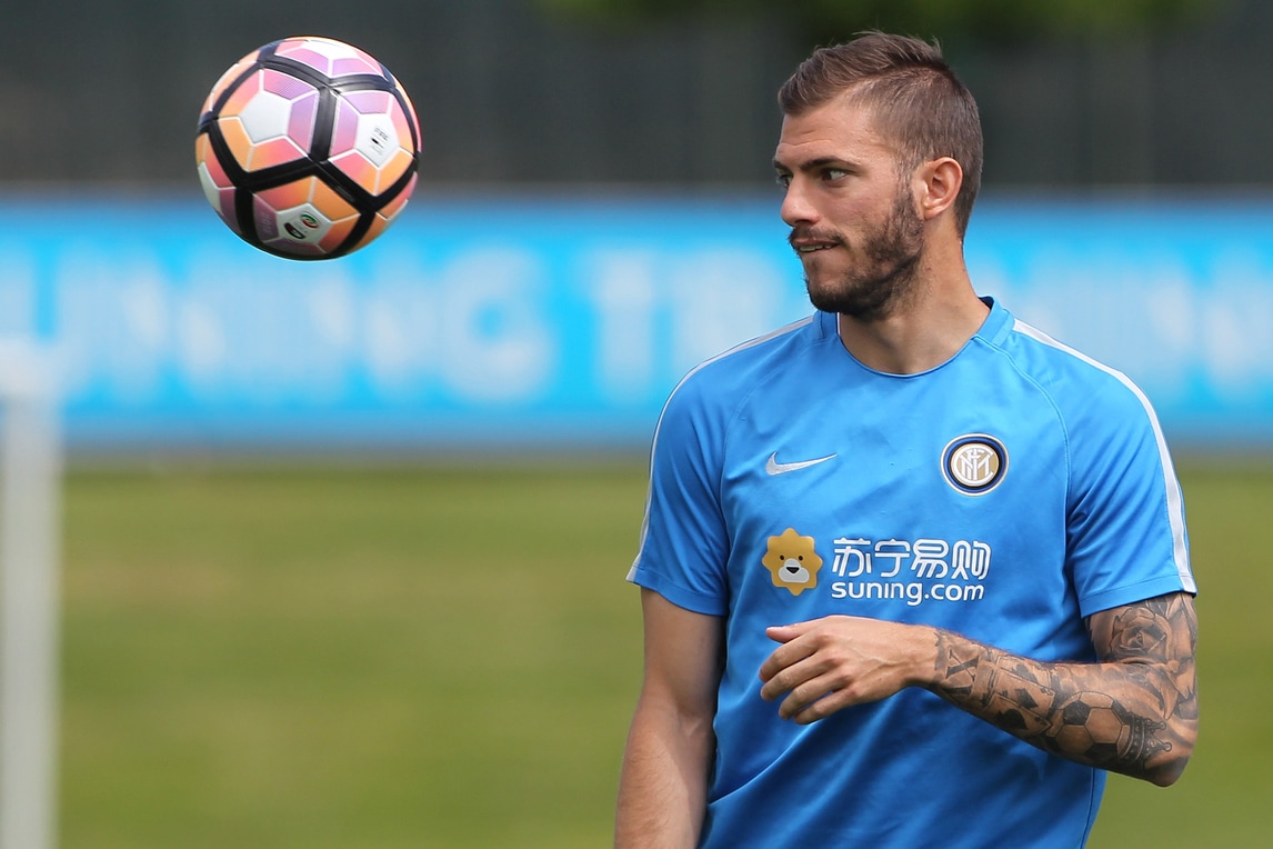 Inter, è arrivato anche Santon