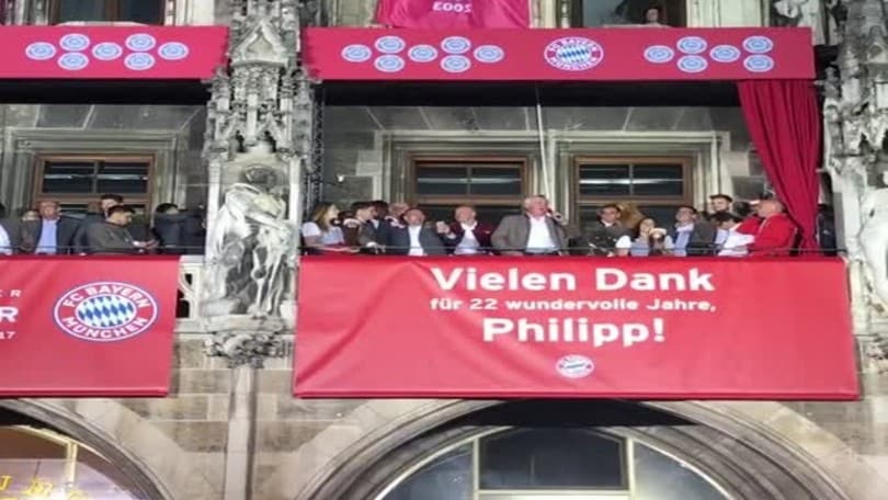 Ancelotti alla festa del Bayern Monaco canta Renato Zero