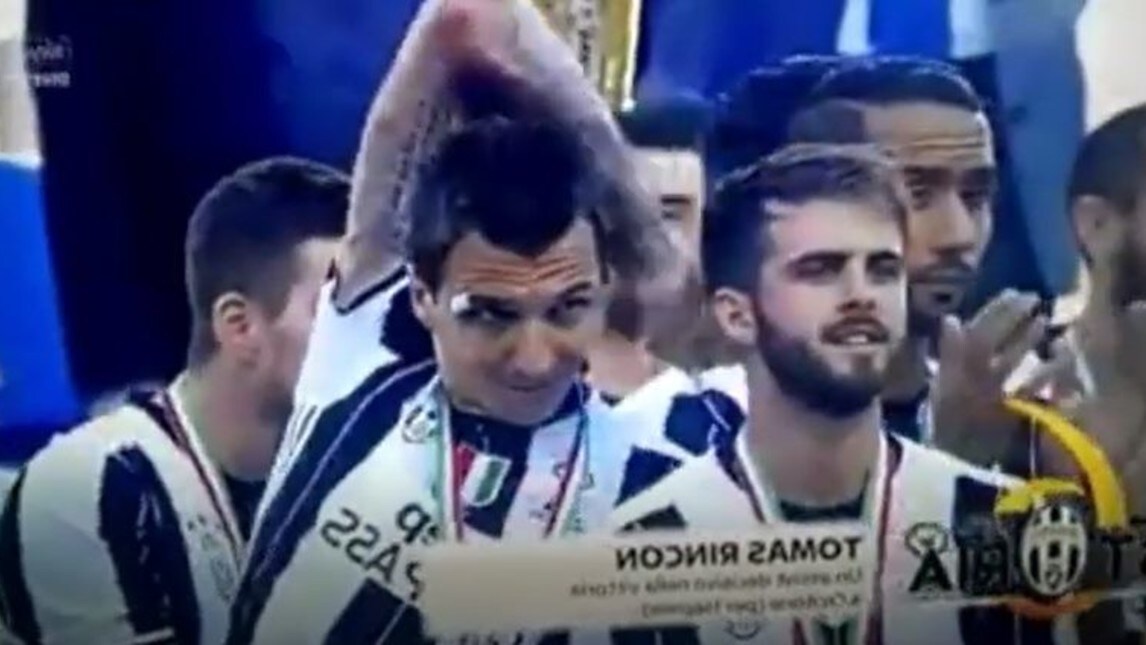 Mandzukic, schiaffo a Pjanic che reagisce così...