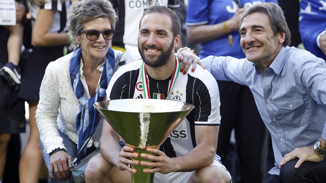 Juventus, la festa in campo dei giocatori con le famiglie
