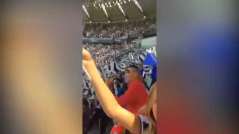 Valentina Allegri canta l'inno della Juve