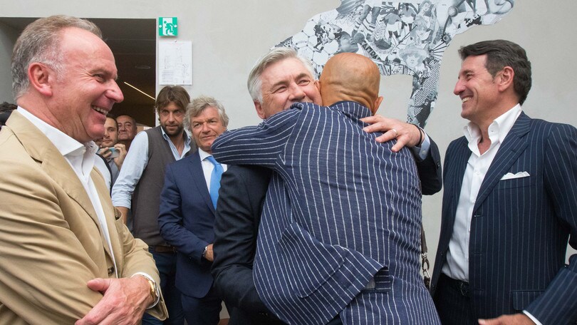 Spalletti, arrivo in bicicletta e abbraccio con Ancelotti