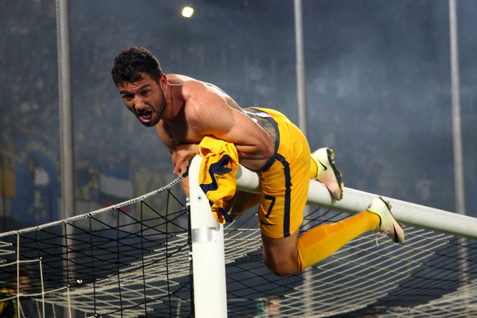 Hellas in A: Verona e social pazzi per l'amuleto Troianiello