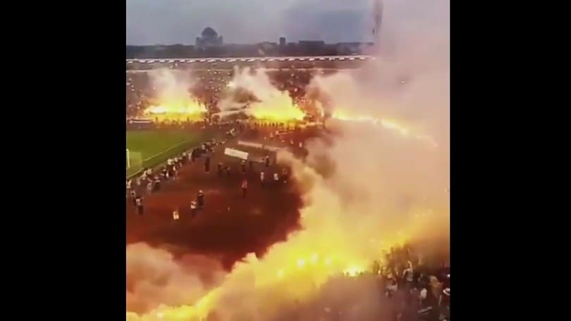 Scudetto al Partizan Belgrado, i tifosi "incendiano" il campo