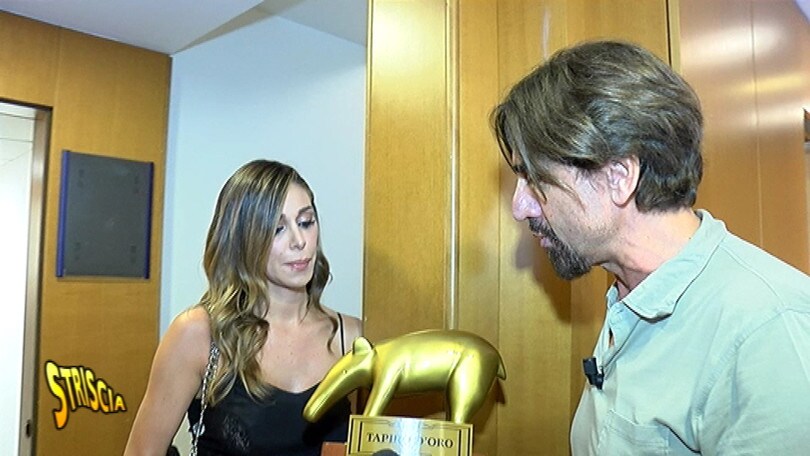Tapiro d'oro a Belen Rodriguez: «Il casco mi rovina la piega»