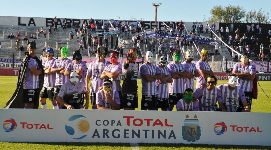 Allegria Sacachispas: calciatori in campo vestiti da supereroi