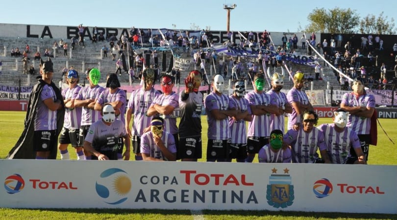 Allegria Sacachispas: calciatori in campo vestiti da supereroi