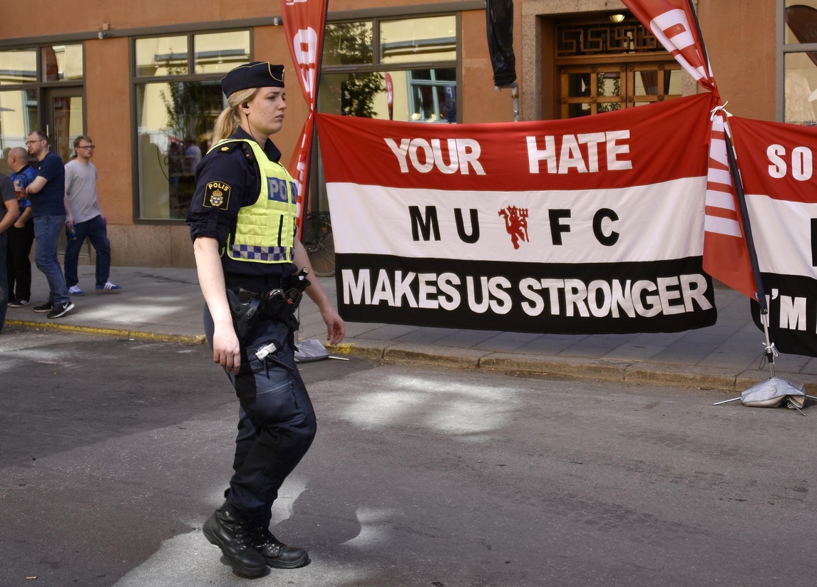 Europa League, i tifosi ricordano le vittime di Manchester