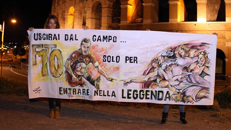 Roma, striscione al Colosseo per Totti
